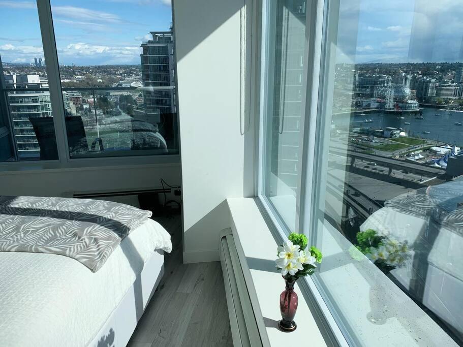 Downtown 3Br/2Ba+Views+Skytrain+Free Parking Apartment Vancouver Exterior photo