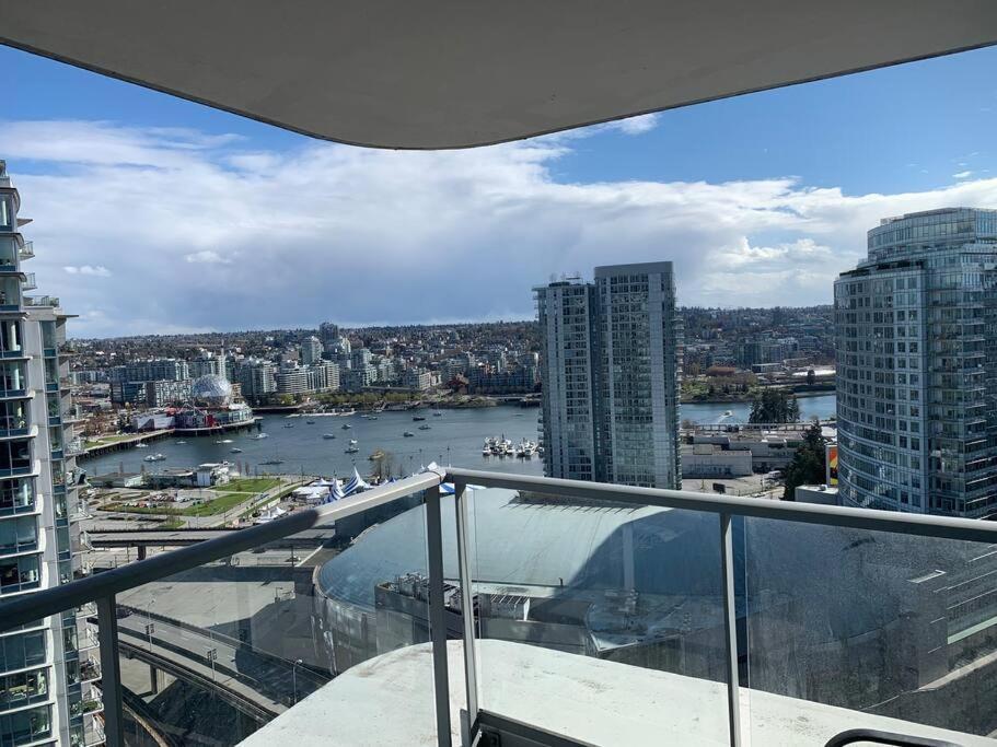 Downtown 3Br/2Ba+Views+Skytrain+Free Parking Apartment Vancouver Exterior photo