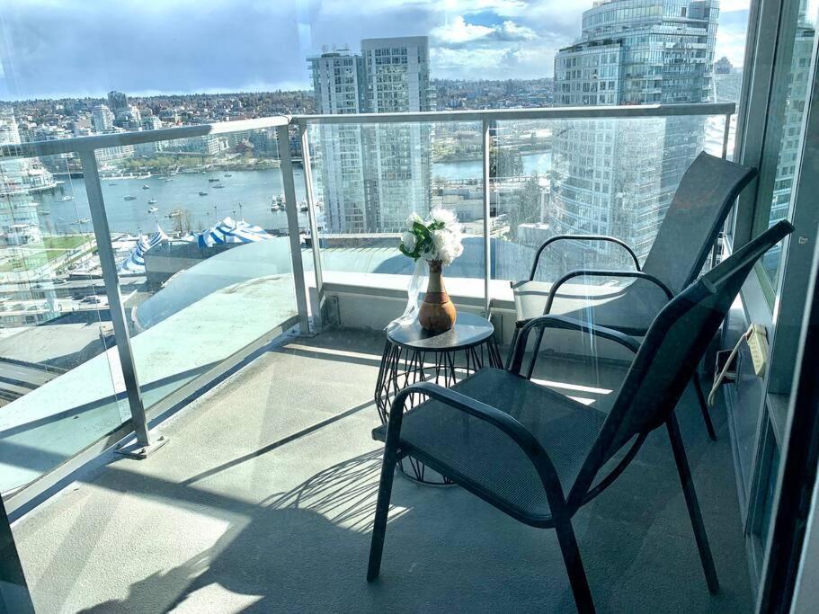Downtown 3Br/2Ba+Views+Skytrain+Free Parking Apartment Vancouver Exterior photo