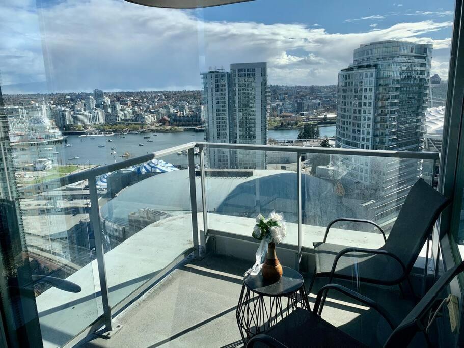 Downtown 3Br/2Ba+Views+Skytrain+Free Parking Apartment Vancouver Exterior photo