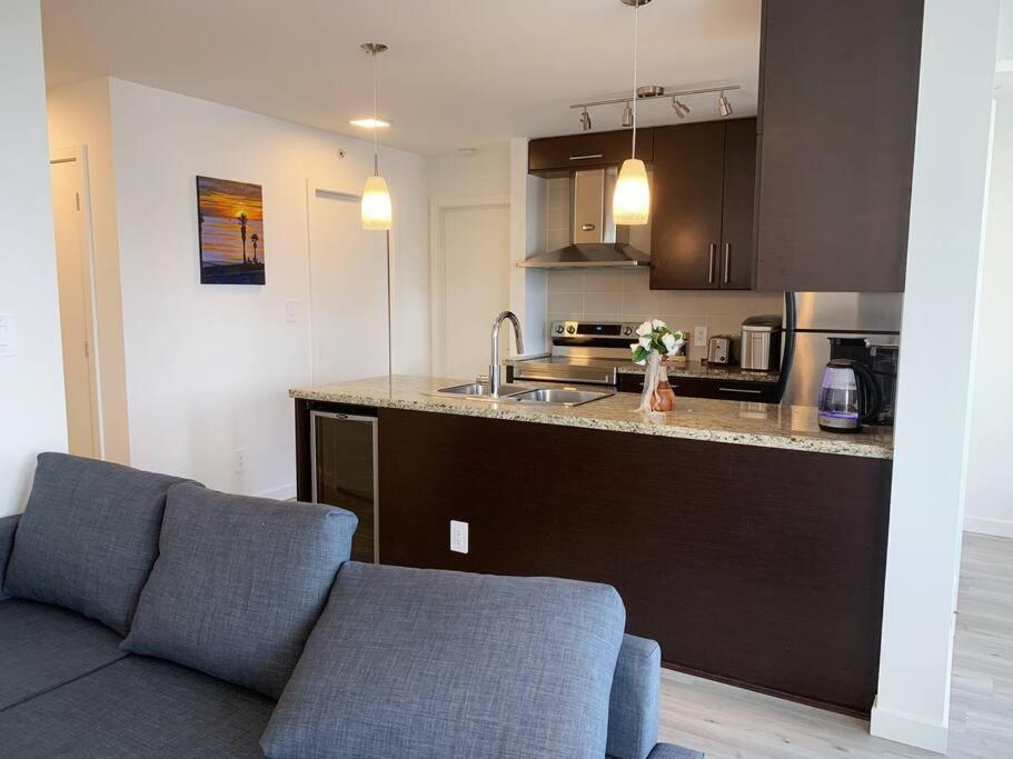 Downtown 3Br/2Ba+Views+Skytrain+Free Parking Apartment Vancouver Exterior photo